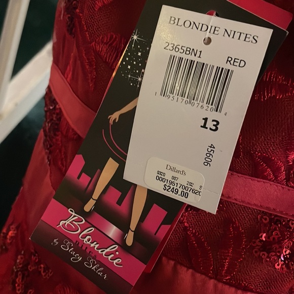Blondie Nites - Red Gown - Picture 10 of 10